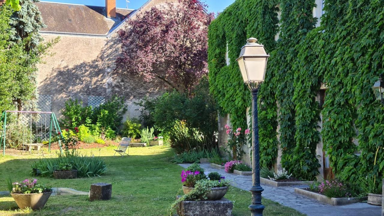 Le Beaugency Hotel Exterior photo